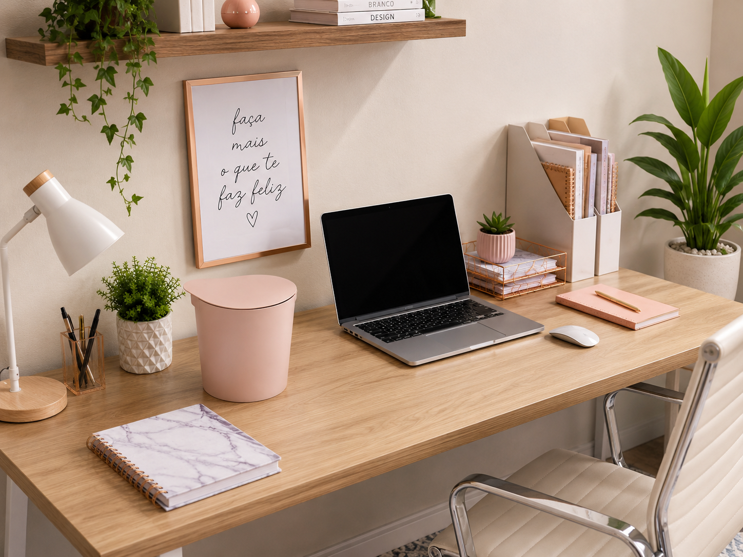 Lixeira de mesa rosa em escrivaninha de home office