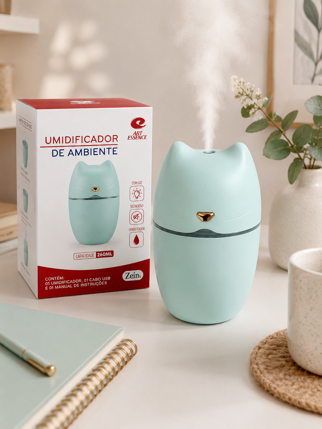 Mini umidificador verde água Art Essence funcionando na mesa